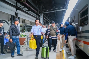 200 Pegawai Daop 1 Jakarta Turun Langsung jadi Porter, Bentuk Permohonan Maaf atas Keterlambatan KA