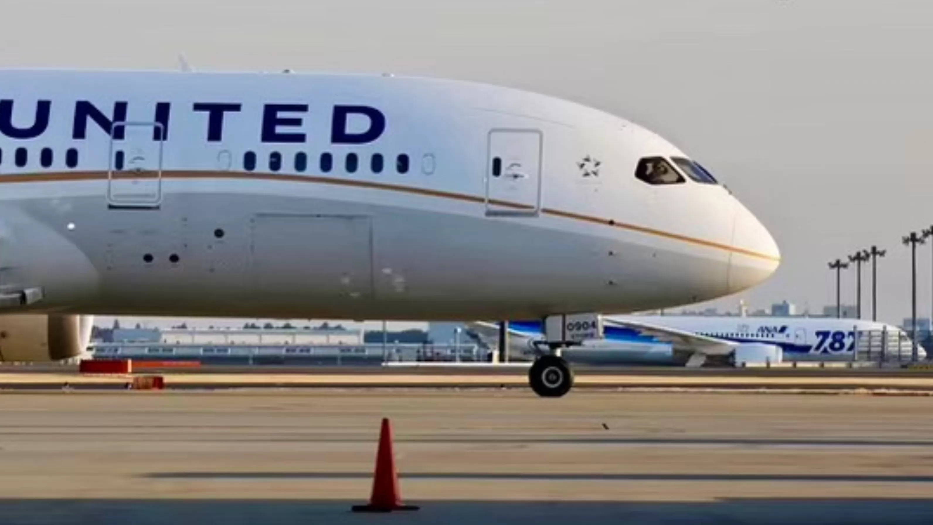 Sayap Pesawat Keluarkan Api Saat Lepas Landas di Houston, 109 Penumpang United Airlines Dievakuasi Darurat