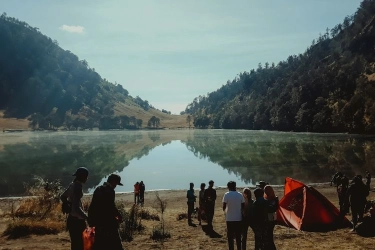 Kebijakan Pendamping untuk Pendaki Gunung Semeru Dikaji Ulang