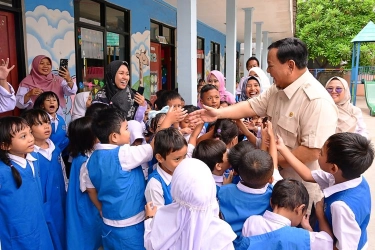 Momen Prabowo Dikerumuni Anak-anak Saat Tinjau MBG, Elus Kepala dan Peluk Siswa