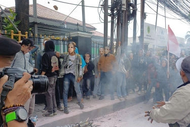 Massa Bakar Ban Saat Sidang Praperadilan Hasto Vs KPK Berlangsung