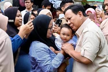 Prabowo Dikerumuni Ibu-Ibu dan Anak Sekolah Saat Tinjau Makan Bergizi Gratis di Bogor