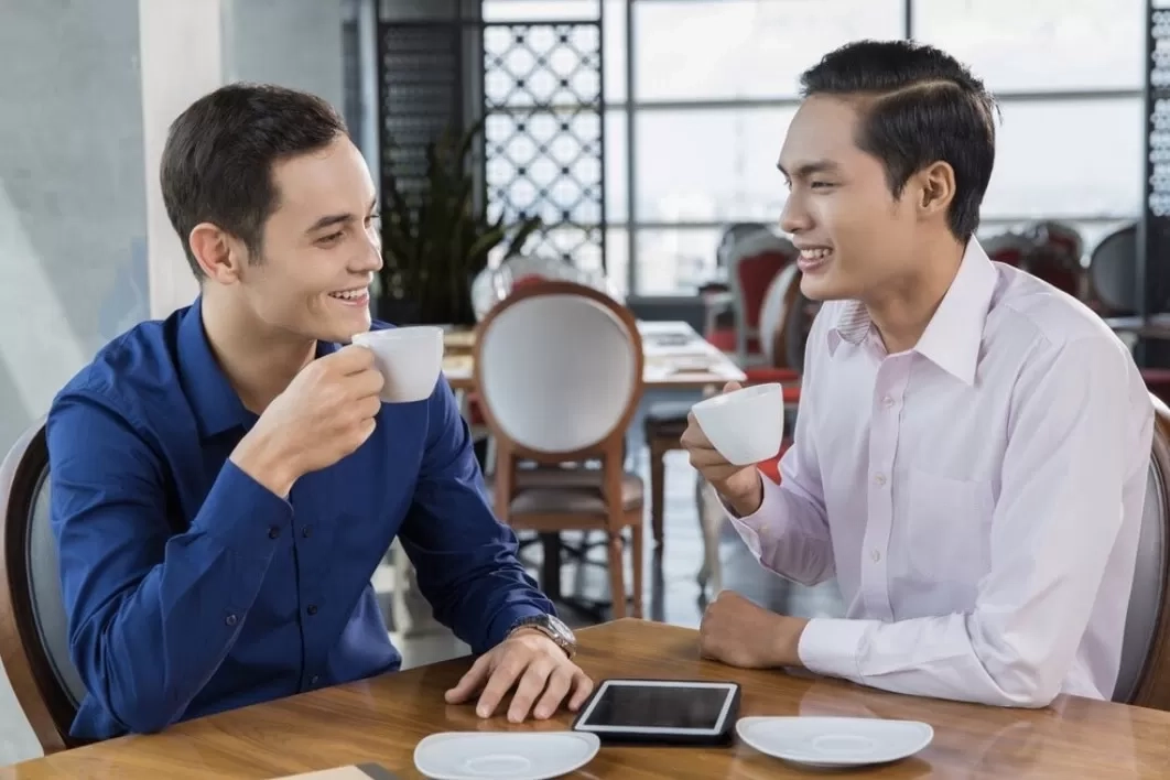 Jika Anda Menggunakan 10 Frasa Ini Saat Mengobrol, Anda Akan Menjadi Orang yang Mudah Disukai Oleh Lawan Bicara Anda, Menurut Psikologi