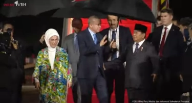 Sambut Kedatangan Erdogan di Tengah Rintik Hujan, Prabowo Dipayungi Presiden Turki