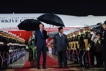 Momen Hangat Erdogan Payungi Prabowo Saat Tiba di Indonesia