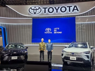 Manfaatkan Insentif Pajak, Toyota Luncurkan New Camry Hybrid Dan New Corolla Cross Hybrid di IIMS 2025