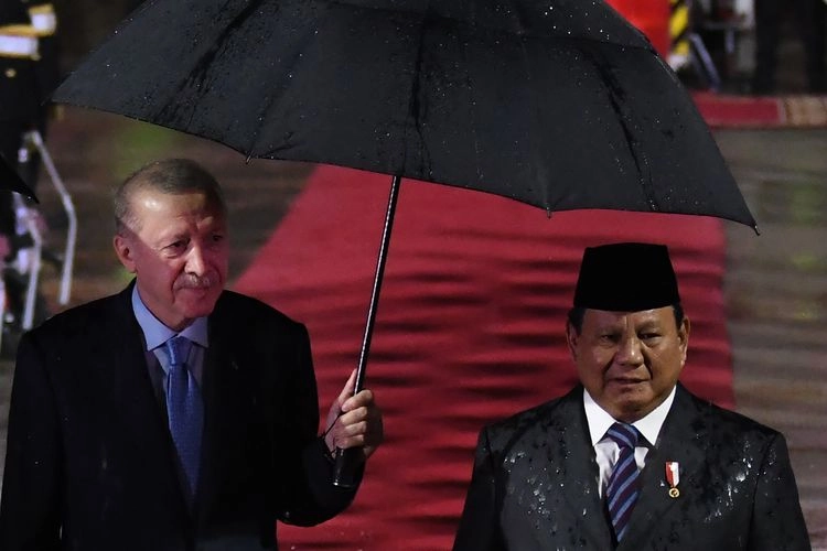 Hangatnya Pertemuan Prabowo dan Erdogan, Hujan-hujanan hingga Peluk Perpisahan