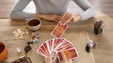 Ramalan Tarot untuk Semua Zodiak di Februari 2025: Temukan Arah, Tantangan, dan Energi Positif yang Menantimu!