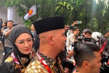 Ahmad Dhani-Mulan Jameela Bonceng Tiga Saat Tinggalkan Rumah Prabowo