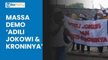 VIDEO Aksi Demo 'Adili Jokowi dan Kroninya' di Solo, Massa Kenakan Kostum Sosok Raja yang Dirantai