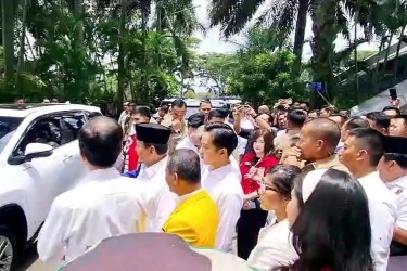 Momen Prabowo Antar Jokowi, Gibran, dan Kaesang ke Mobil Usai HUT Gerindra