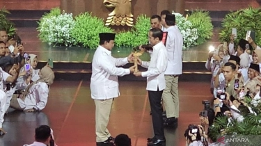 Momen Langka: Prabowo Serahkan Keris kepada Jokowi di HUT Gerindra ke-17