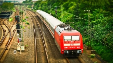 Tragis! Rebutan Tempat Duduk di Kereta Berujung Maut, Pria Didorong hingga Tewas