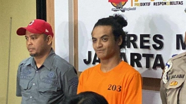 Vadel Badjideh Senyum setelah Resmi Ditahan, Pakai Baju Tahanan dan Tangan Diborgol