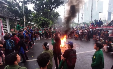 Demo BEM SI di Monas: Tolak Efisiensi Anggaran Pendidikan, Massa Bakar Ban dan Enggan Bubarkan Diri