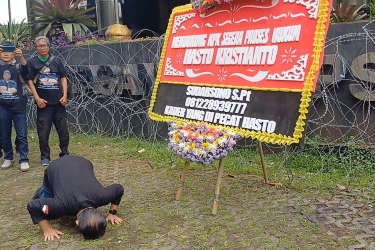 Eks Kader PDI-P Sujud Syukur di KPK karena Praperadilan Hasto Tak Diterima