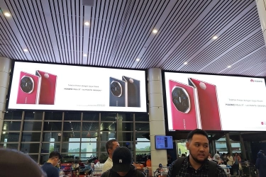 Ponsel Lipat Tiga Huawei Mate XT Ultimate Hiasi Bandara Kuala Lumpur Malaysia