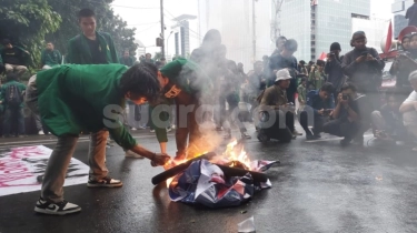 Aksi 'Indonesia Gelap' Memanas, Mahasiswa Bakar Ban dan Poster hingga Lepas Almamater: Ini Bentuk Kemarahan Kita