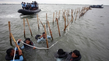 CEK FAKTA: Beredar Foto Kapolri dan Aguan Resmikan Pagar Laut Tangerang, Benarkah?