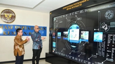 Kemenhan Pamer Media Interaktif ke Deddy Corbuzier, Tulisan Lorem Ipsum di Layar Bikin Salfok: Smart People..