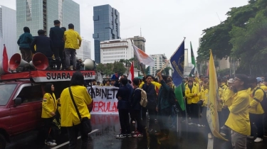 Menyemut di Dekat Istana, Massa Aksi 