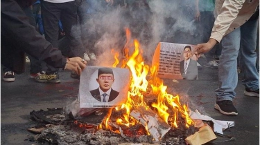 Kritik Setumpuk Kebijakan Pemerintah, Mahasiswa Aksi Indonesia Gelap Bakar Poster Gambar Mayor Teddy