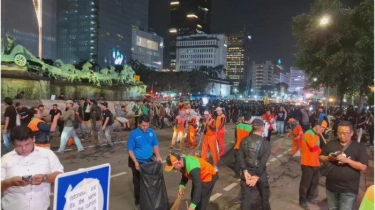 Massa Aksi 'Indonesia Gelap' di Jakarta Bubarkan Diri dengan Tertib, Petugas Kebersihan Bergerak