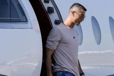 Gaya Cristiano Ronaldo Saat Naik Pesawat, Termasuk Saat ke Kupang?