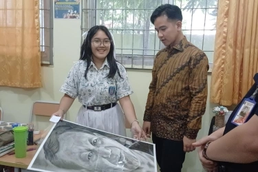 Momen Gibran Dapat Lukisan Wajah Prabowo dari Siswi SMAN 13 Jakarta Utara