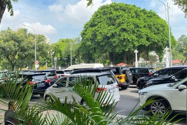 Monas Macet gara-gara Mobil Kepala Daerah Diparkir di Badan Jalan