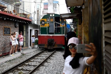 Nonton Kereta Lewat Tanpa Pesan Minum, Turis di Kafe Rel Kereta Hanoi Diusir