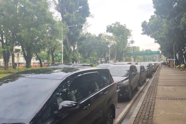 Panitia Ancam Derek Mobil Kepala Daerah yang Diparkir Sembarangan di Sekitar Monas