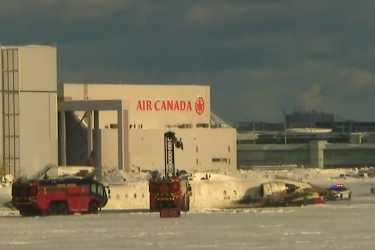 Pesawat Delta Airlines Terbalik Saat Mendarat di Bandara Toronto, 3 Orang Terluka