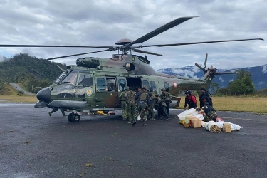 TNI AU Kerahkan 4 Helikopter Distribusikan Makan Bergizi Gratis ke Papua Tengah