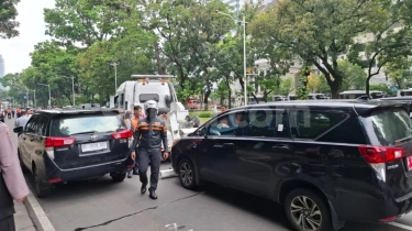 Istana Macet Parah Gegara Parkir Sembarangan saat Acara Kepala Daerah di Monas, Mobil Plat Merah Diderek Dishub!