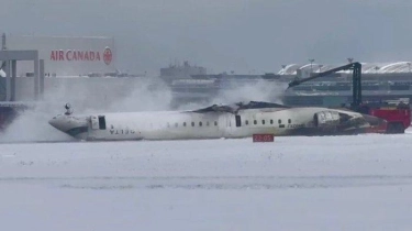 Delta Airlines Mendarat Terbalik di Toronto, 3 Orang Kritis dan Belasan Terluka