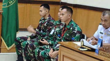 Terdakwa Oknum TNI AL Bantah Tembak Bos Rental Sambil Merokok, Hakim: Tapi Rokok Ada di Jari Kamu