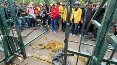 Wujud Kemarahan Buntut Efisiensi Anggaran, Mahasiswa Lempar Kotoran Sapi Ke Kantor Gubernur Jateng