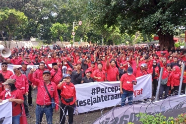 Massa Berbaju Merah Nyanyikan Mars dan Himne PDIP di KPK Saat Hasto Diperiksa