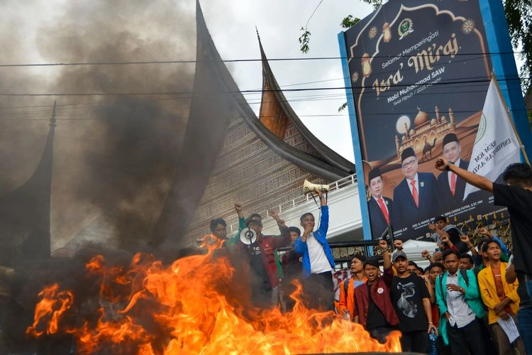Reshuffle Kabinet: Jawaban atas Demo ''Indonesia Gelap''?