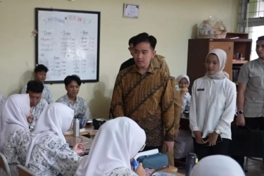 Setelah Barbershop, Wapres Gibran Bagi-bagi Skincare di Sekolah