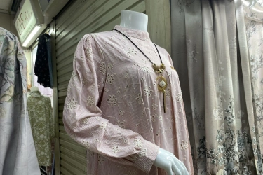 Tren Model Baju Lebaran 2025, Didominasi Gamis Katun Bolong dan Renda