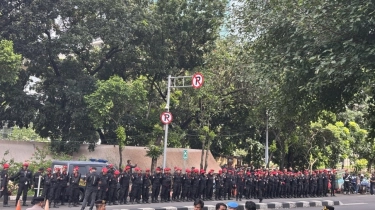 Jelang Pemeriksaan Hasto, Ratusan Anggota Cakra Buana PDIP Berjaga di Depan Gedung KPK