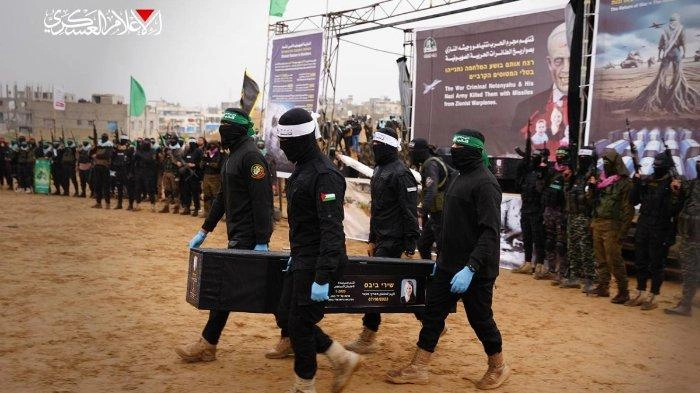 Foto-foto Hamas Serahkan 4 Jenazah Sandera Israel, Tampilkan Petempur Kaki Satu