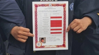 Mahasiswa Bawa Pamflet Rapor Berfoto Prabowo Lengkap Dengan Nilainya Saat Aksi Indonesia Gelap