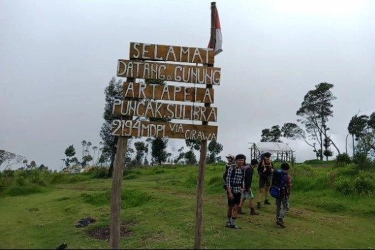 Mendaki dan Berkemah di Puncak Sulibra Gunung Artapela Kabupaten Bandung