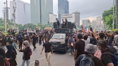 Massa Aksi Indonesia Gelap Nyanyikan Lagu 'Bayar Bayar Bayar' Band Sukatani di Patung Kuda