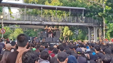 Polisi Beri Imbauan Saat Massa Aksi Indonesia Gelap Nyanyikan Lagu Sukatani, Demonstran: Anda Diam