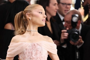 Intip Tampilan Ariana Grande dalam Balutan Gaun Off-Shoulder di SAG Awards 2025