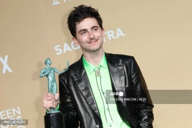 Timothée Chalamet Tampil Bak Bob Dylan di SAG Awards 2025, Pakai Outfit Kulit